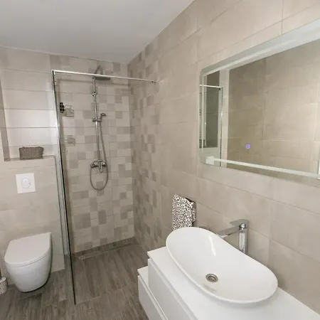 Ambi For 6 Near Holiday home *