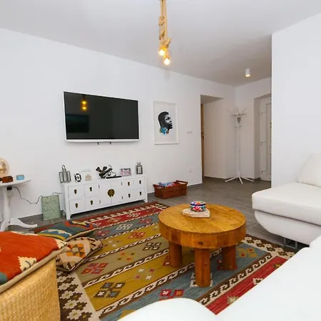 Ambi For 6 Near Holiday home *