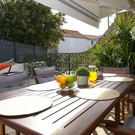 Ambi For 6 Near Holiday home *